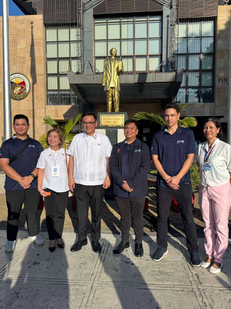Muntinlupa City Mayor Rozzano "Ruffy" Biazon poses with the JCI Manila BIDA Games Organizing Committee during the city's recognition ceremony.
